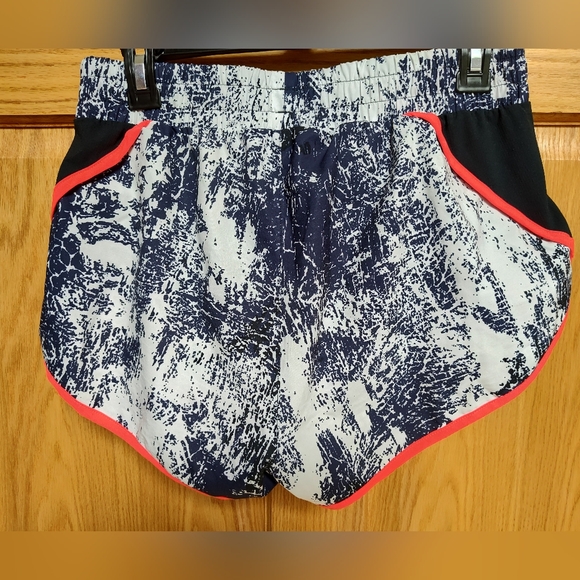 Under Armour S Launch Printed Tulip Running Shorts, Heat Gear - Picture 3 of 6